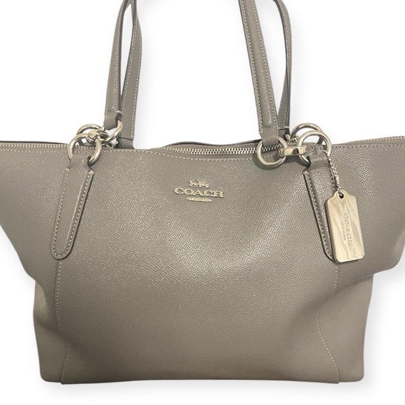 ℂ𝕠𝕒𝕔𝕙 F57526 𝔸𝕧𝕒 ℂ𝕣𝕠𝕤𝕤𝕘𝕣𝕒𝕚𝕟 𝕃𝕖𝕒𝕥𝕙𝕖𝕣 𝕥𝕠𝕥𝕖| 𝔾𝕣𝕒𝕪 - Picture 2 of 12